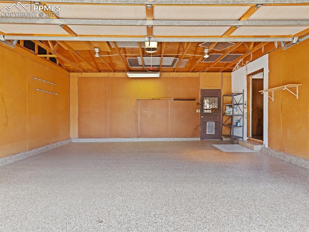 Image 25 of 29: Garage