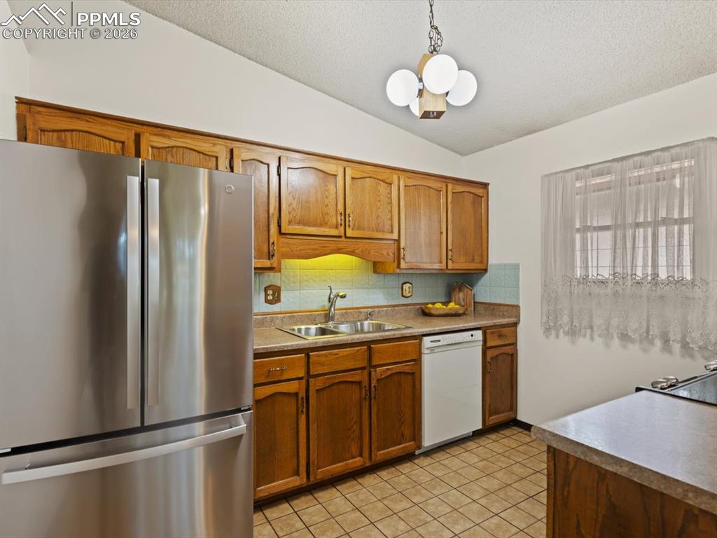 Image 7 of 29: Kitchen