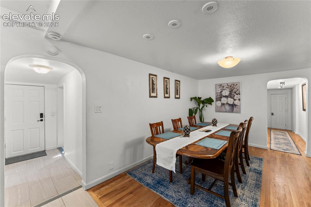 Image 14 of 46: Dining Area