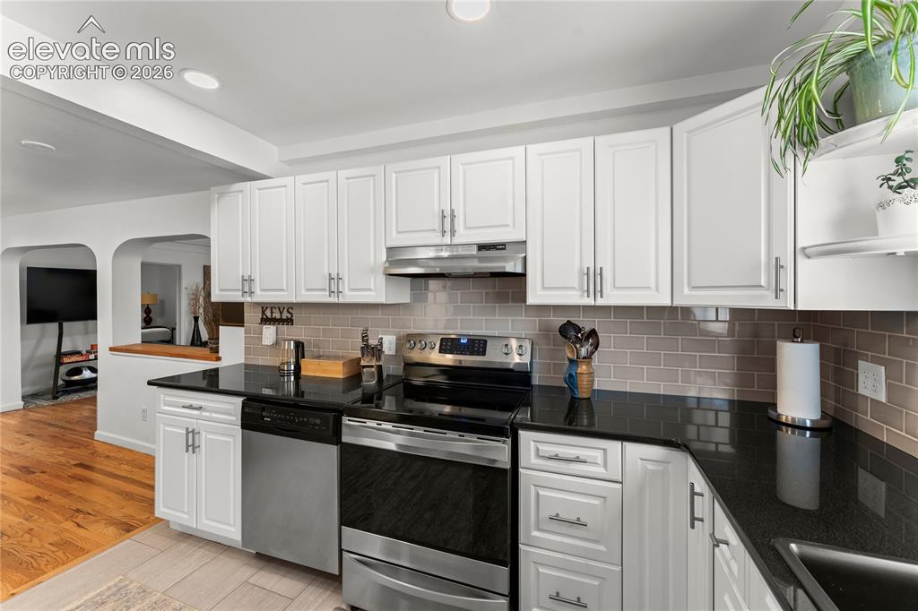 Image 15 of 46: Kitchen