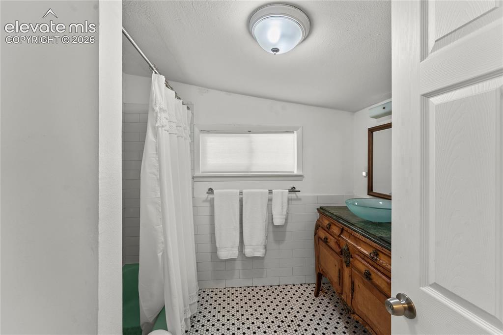 Image 18 of 46: Bathroom