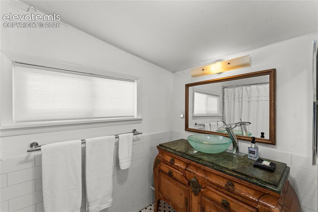 Image 19 of 46: Bathroom