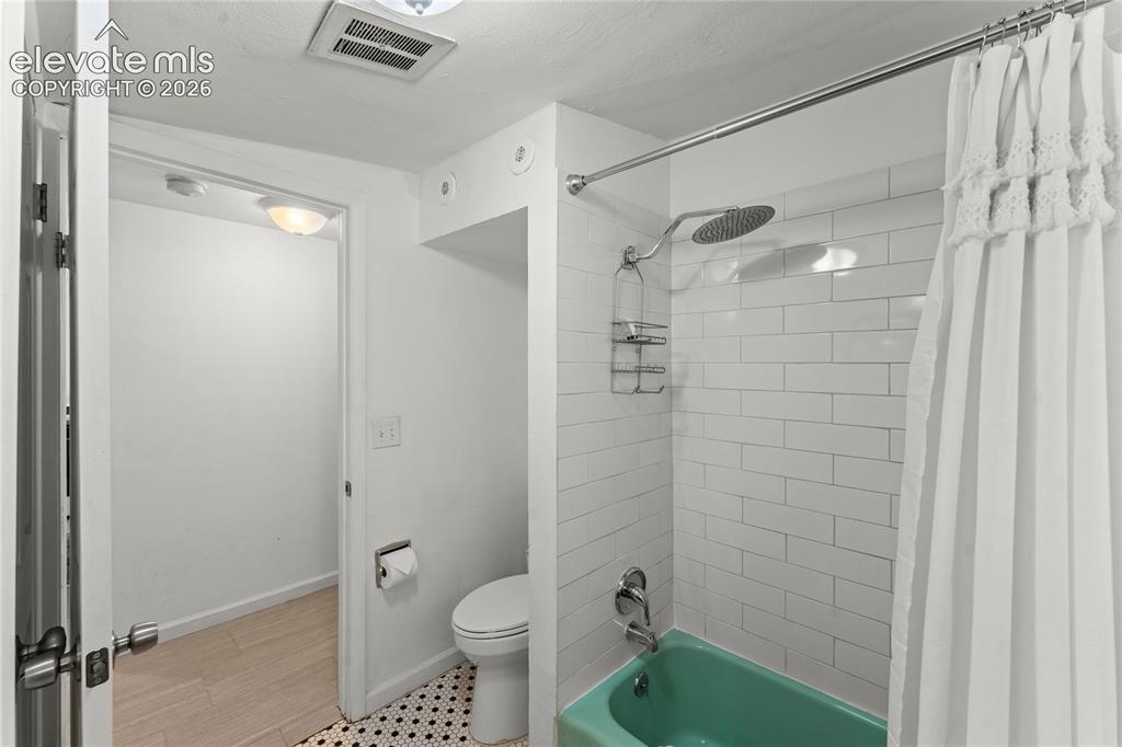 Image 20 of 46: Bathroom