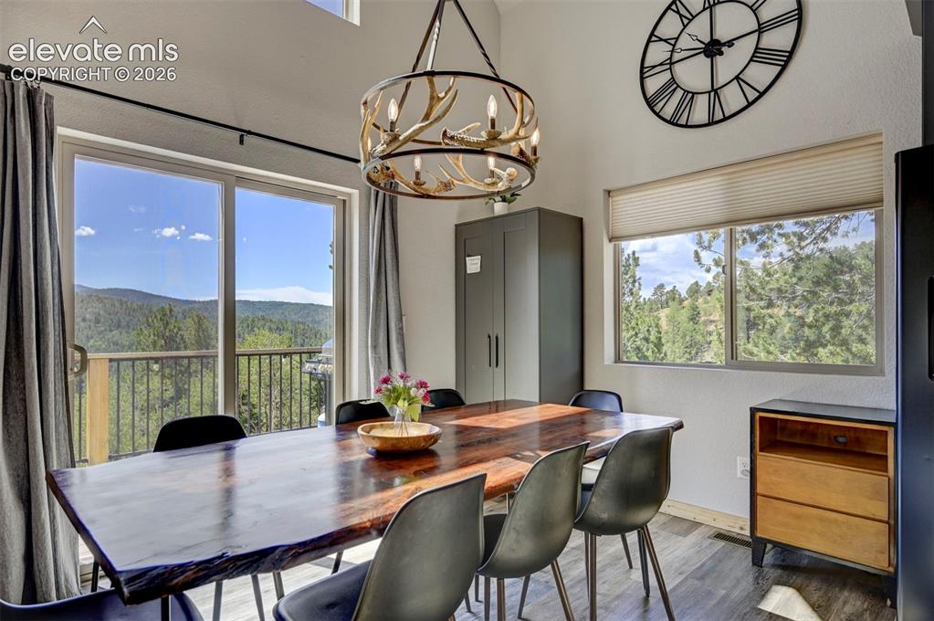 Image 14 of 44: Dining Area
