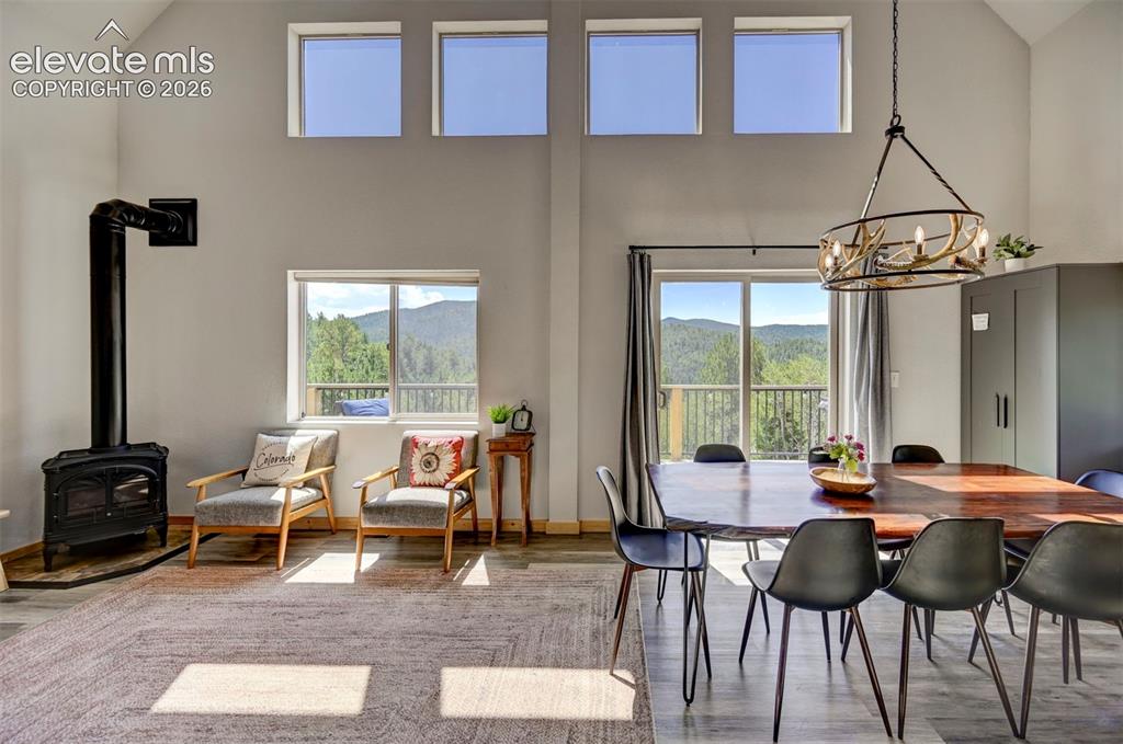 Image 16 of 44: Dining Area