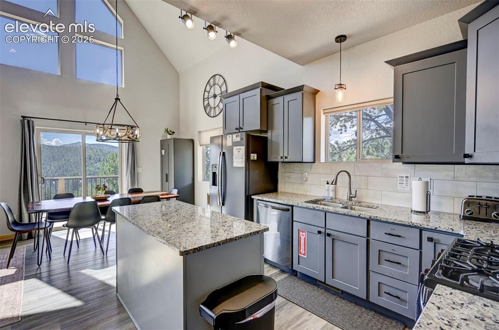 Image 19 of 44: Kitchen