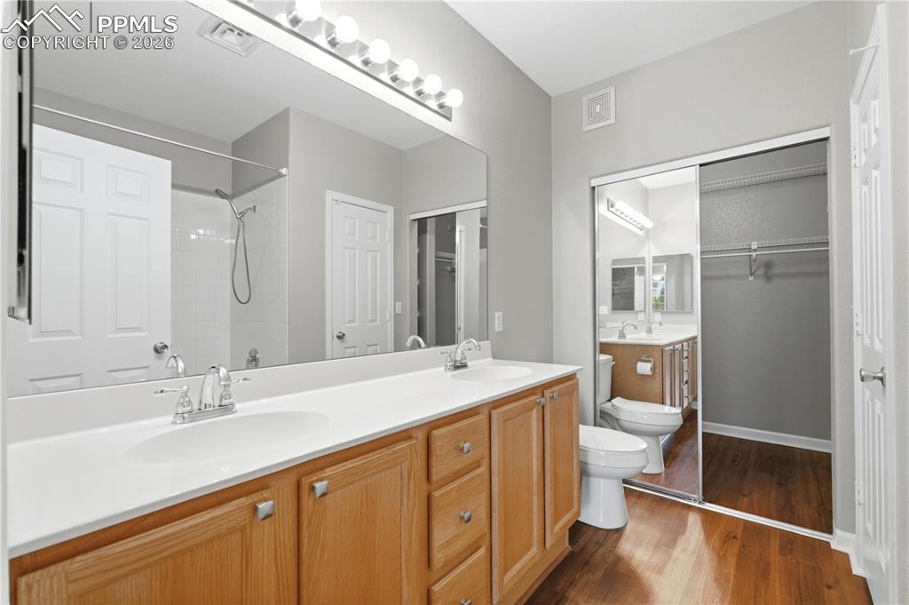 Image 11 of 35: Bathroom