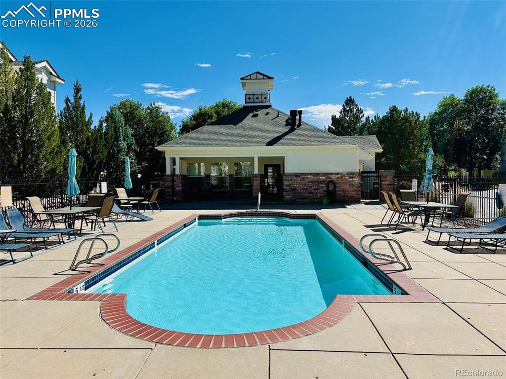 Image 22 of 35: Pool