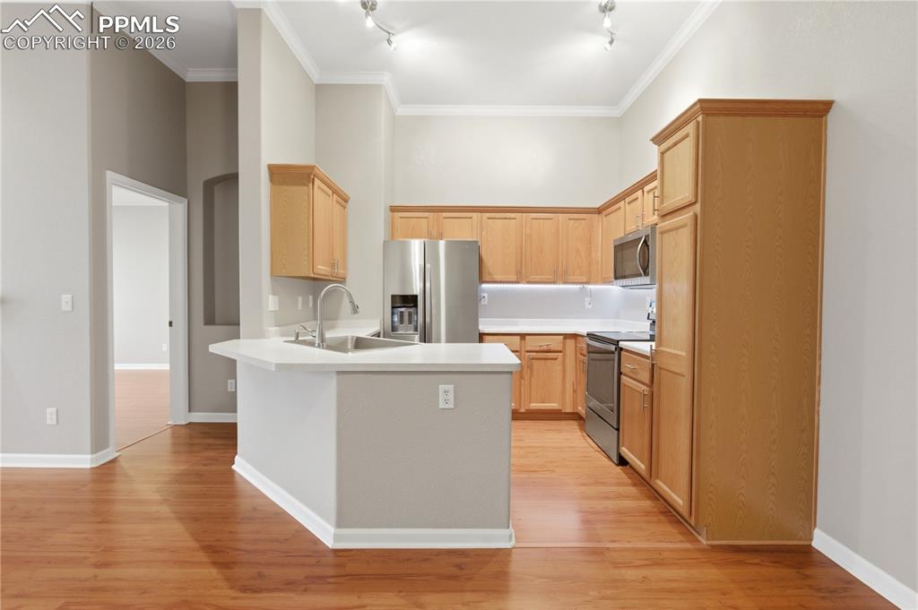 Image 25 of 35: Kitchen