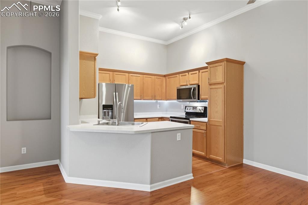 Image 26 of 35: Kitchen