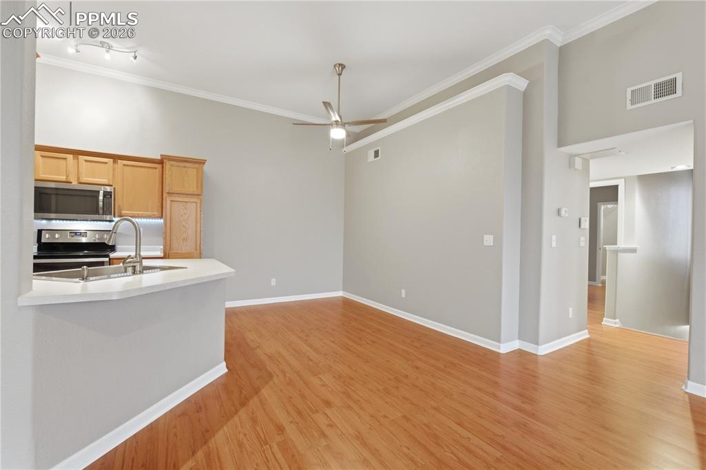 Image 27 of 35: Kitchen