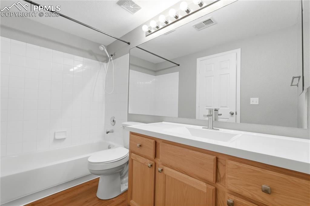 Image 33 of 35: Bathroom