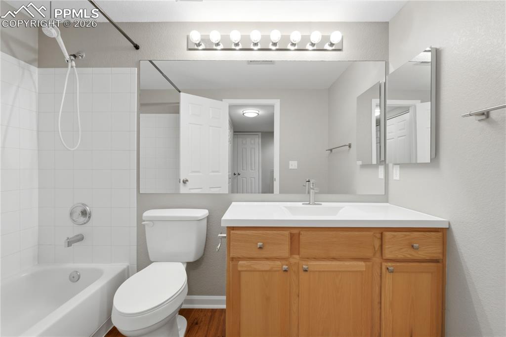 Image 34 of 35: Bathroom