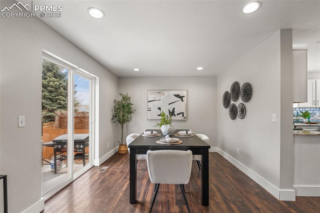 Image 10 of 50: Dining Area