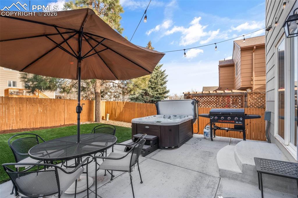 Image 11 of 50: Patio