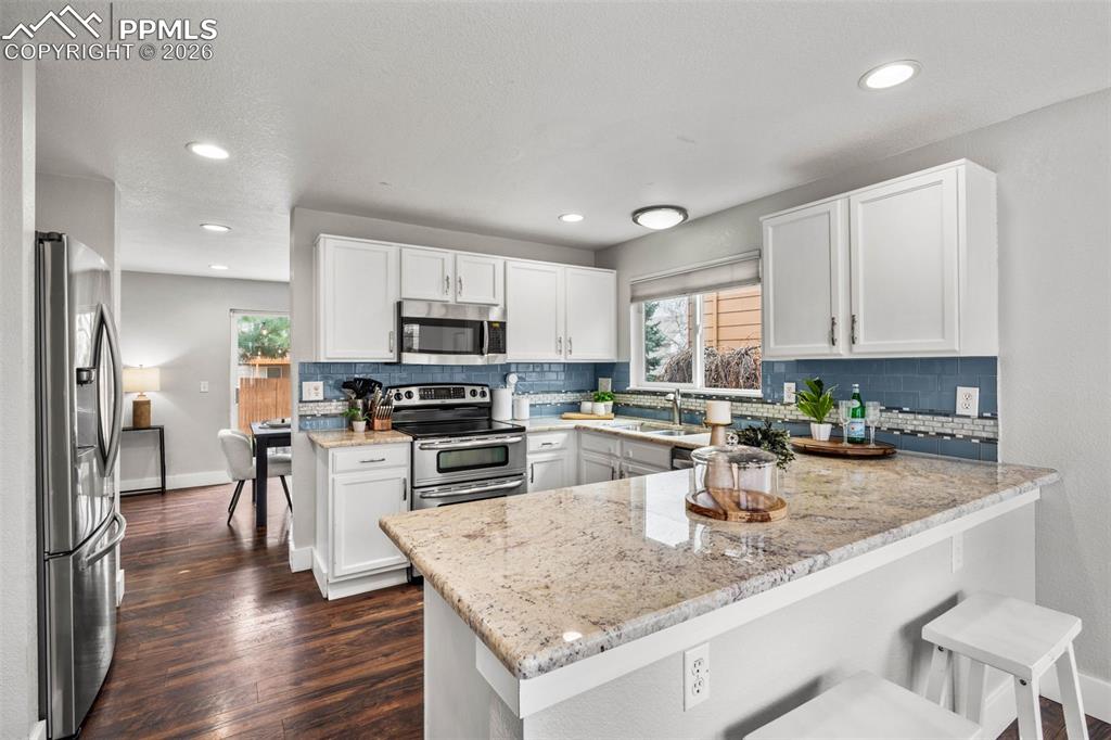 Image 13 of 50: Kitchen