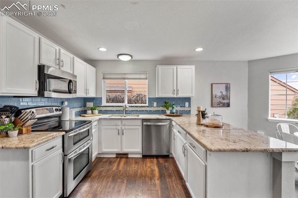 Image 14 of 50: Kitchen