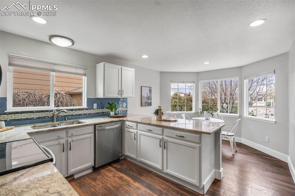 Image 15 of 50: Kitchen