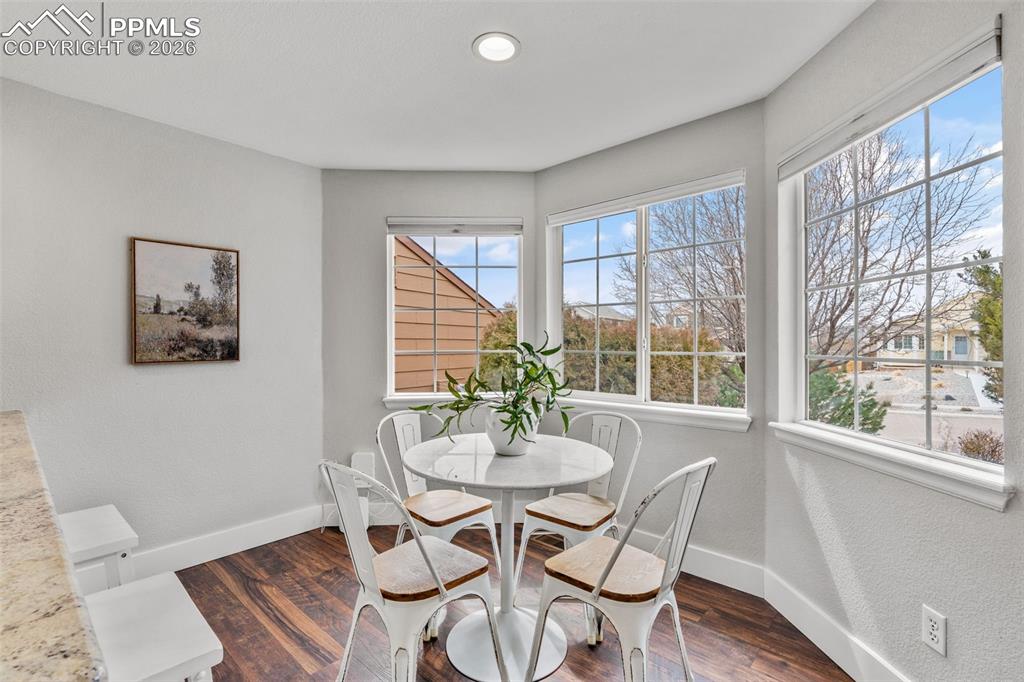 Image 16 of 50: Dining Area