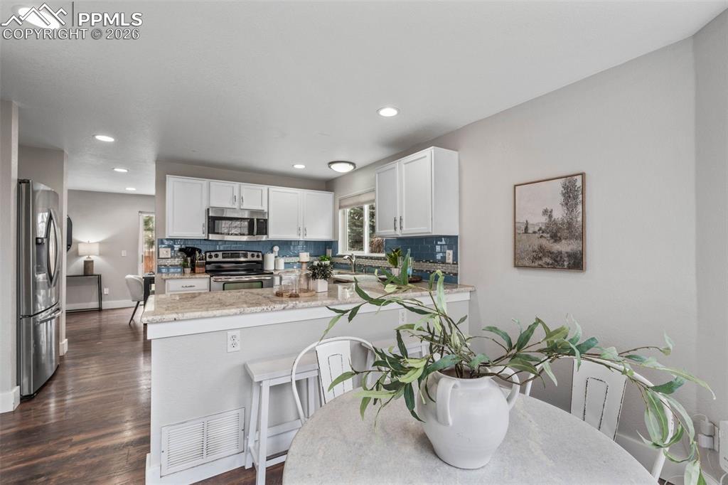 Image 17 of 50: Kitchen