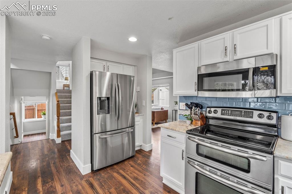 Image 18 of 50: Kitchen