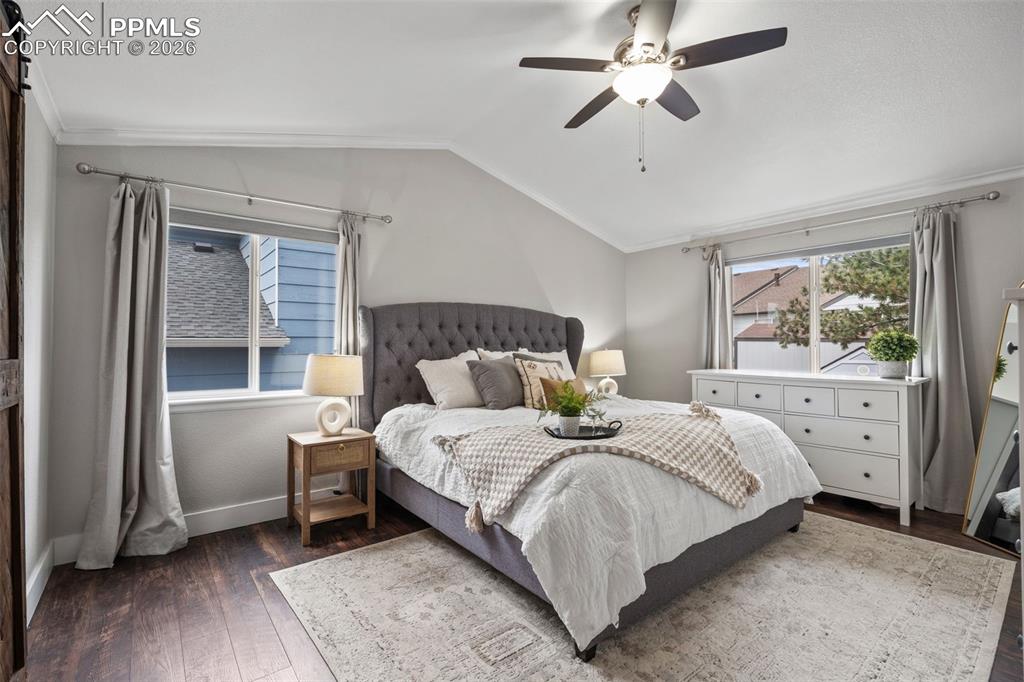 Image 21 of 50: Bedroom