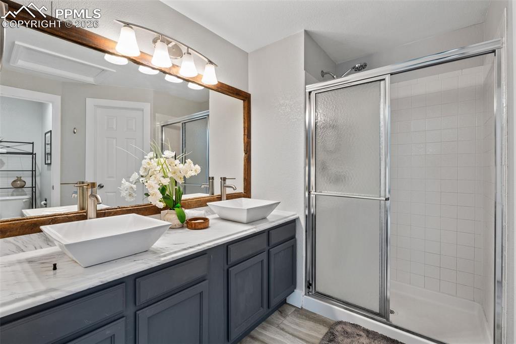 Image 23 of 50: Bathroom