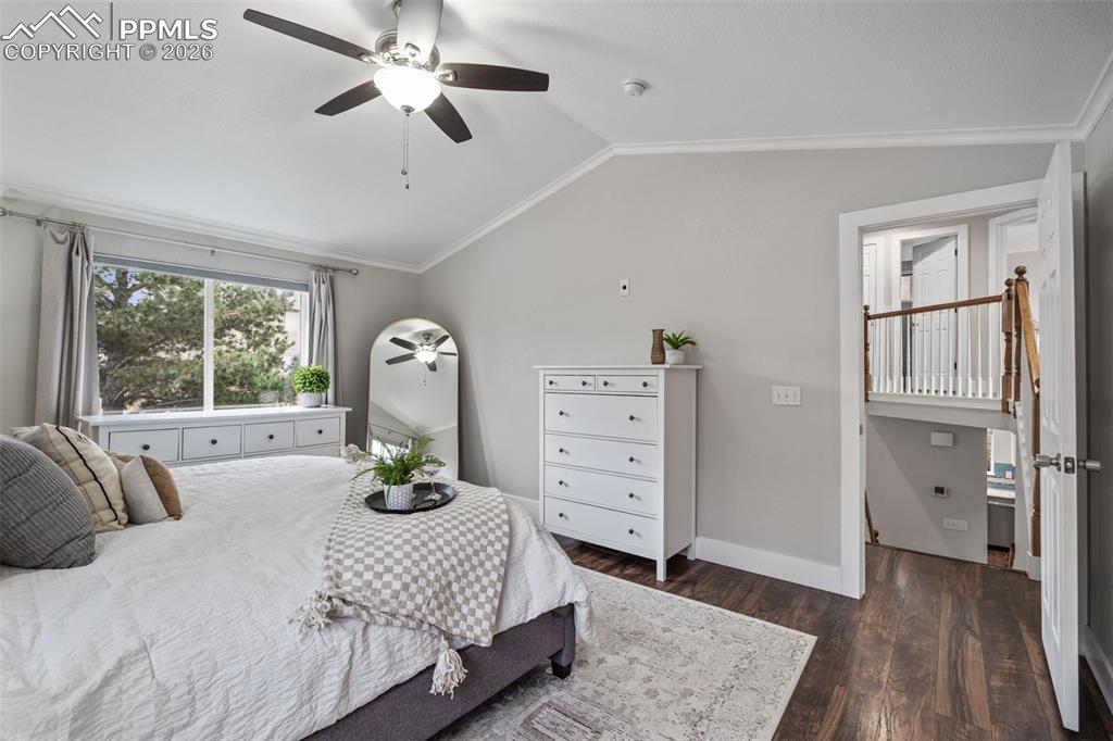 Image 25 of 50: Bedroom