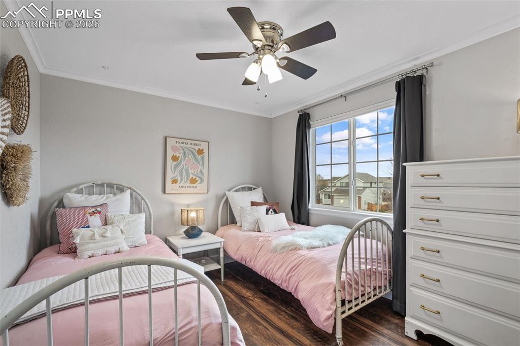 Image 26 of 50: Bedroom