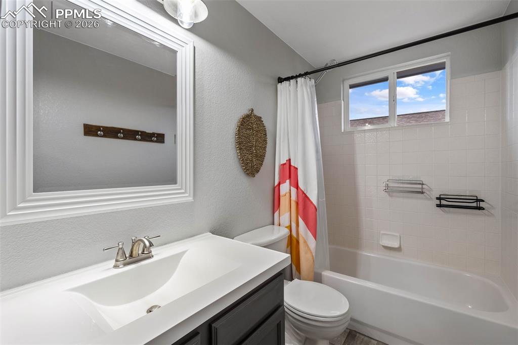 Image 27 of 50: Bathroom