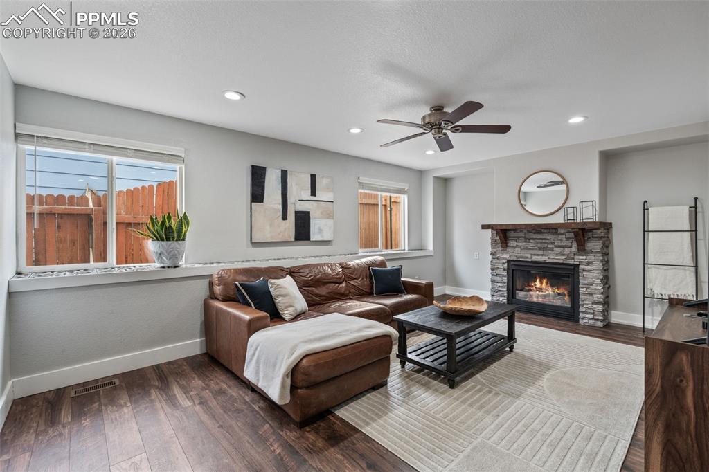 Image 29 of 50: Living Room