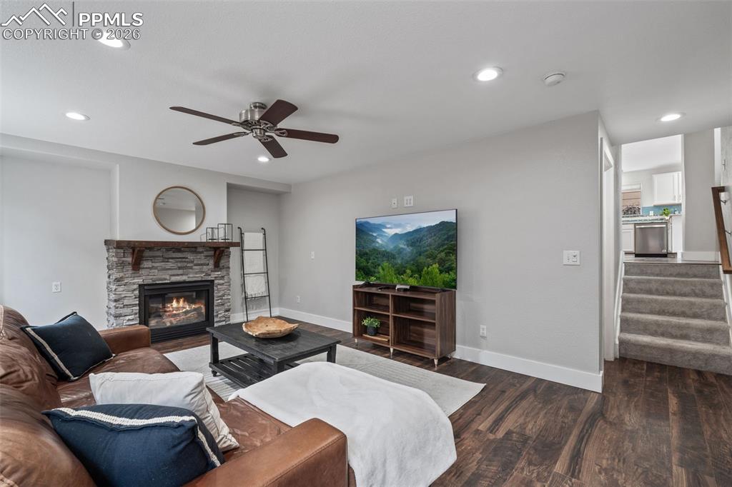 Image 31 of 50: Living Room