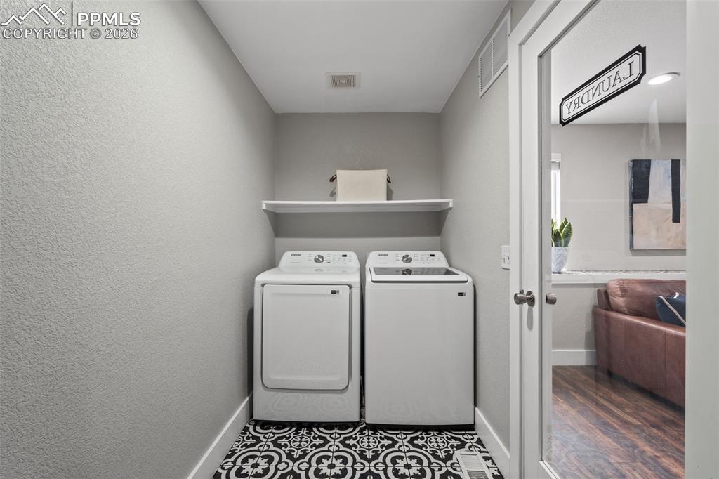 Image 32 of 50: Laundry