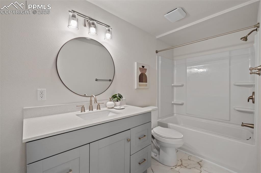 Image 34 of 50: Bathroom