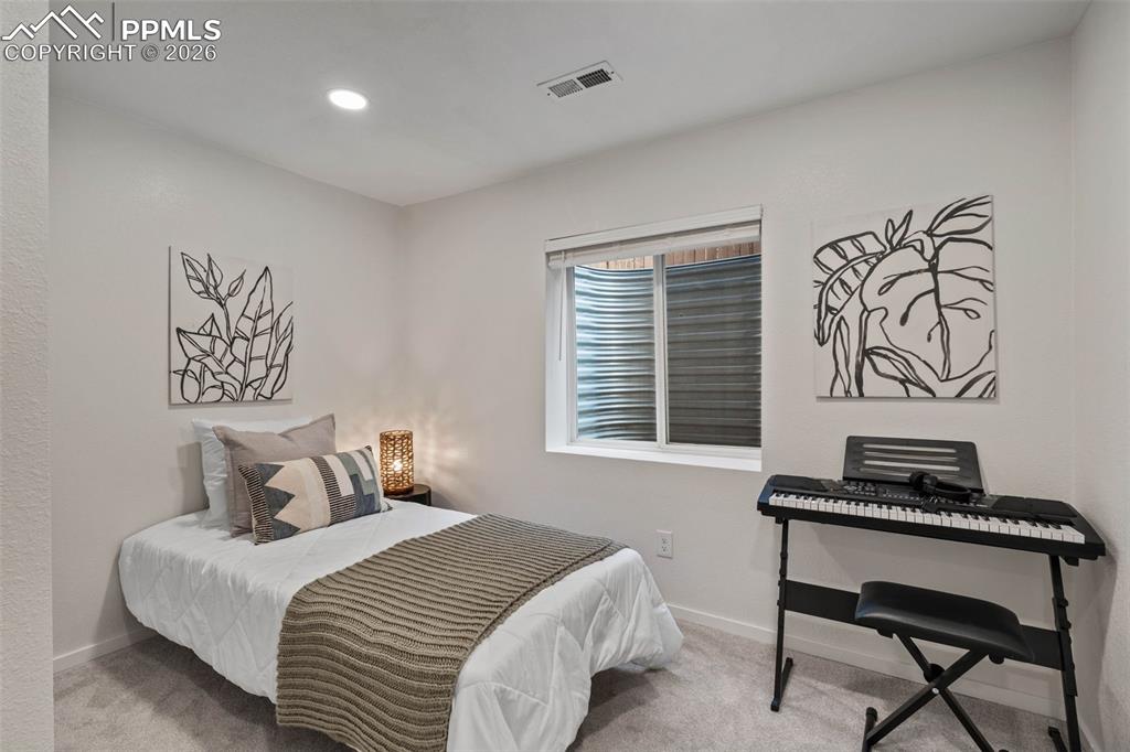 Image 35 of 50: Bedroom