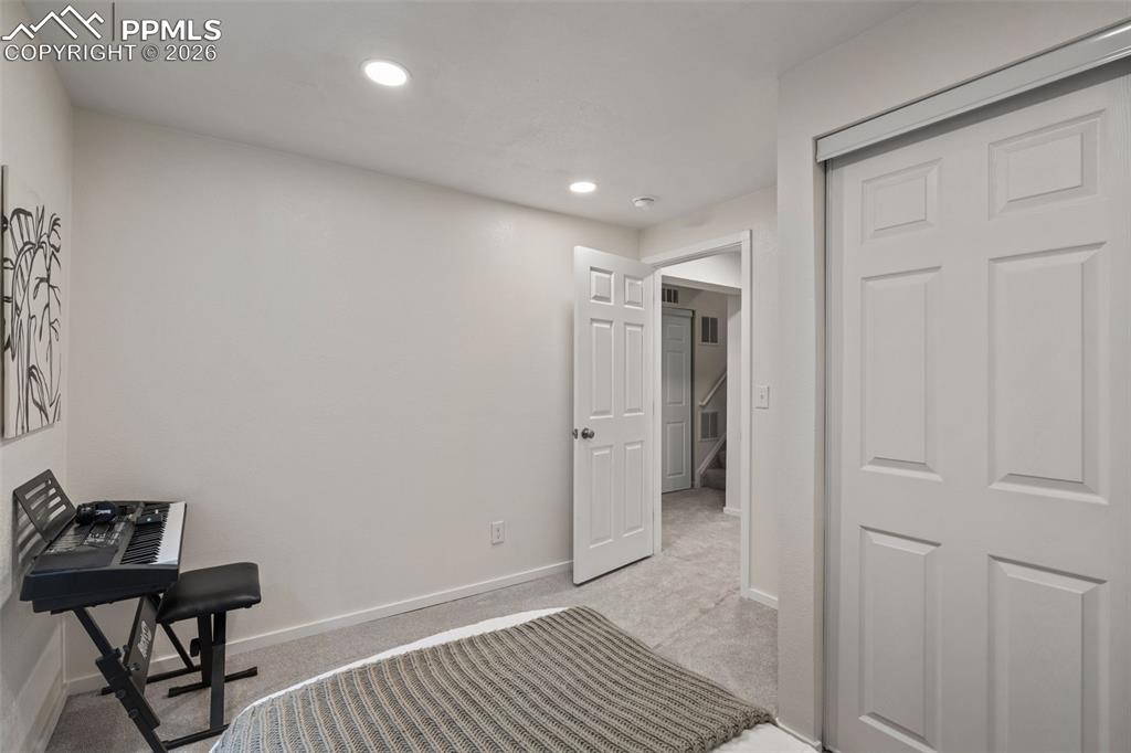 Image 36 of 50: Bedroom