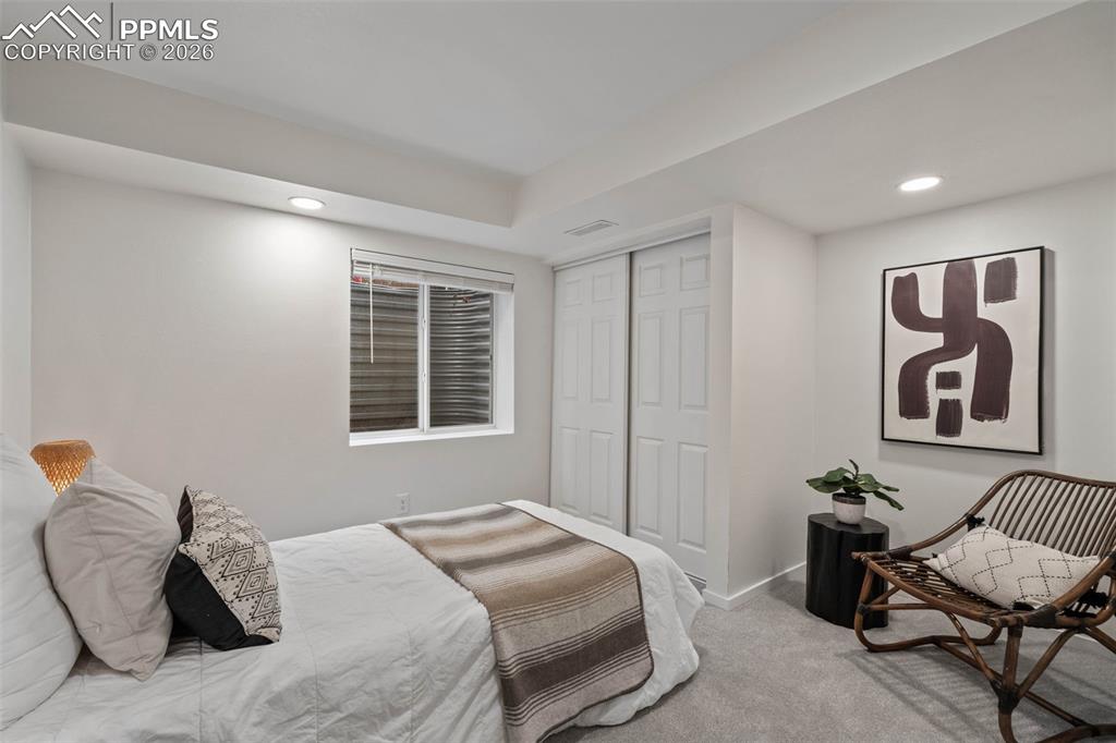 Image 37 of 50: Bedroom