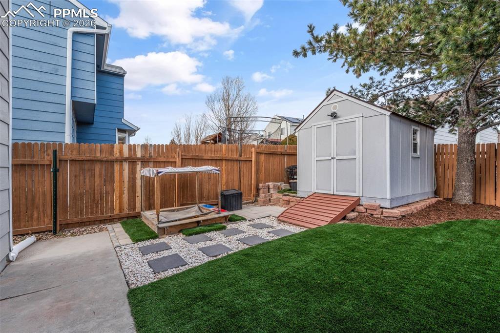 Image 39 of 50: Yard