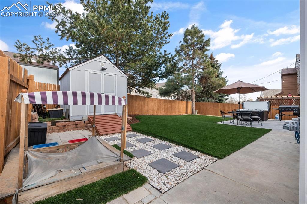 Image 40 of 50: Yard