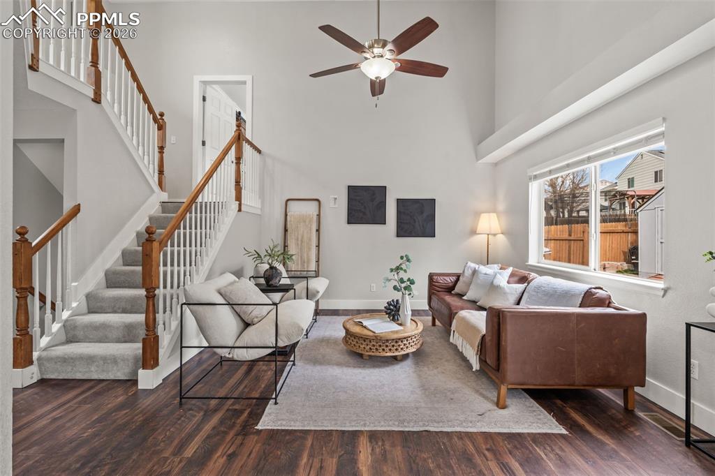 Image 5 of 50: Living Room