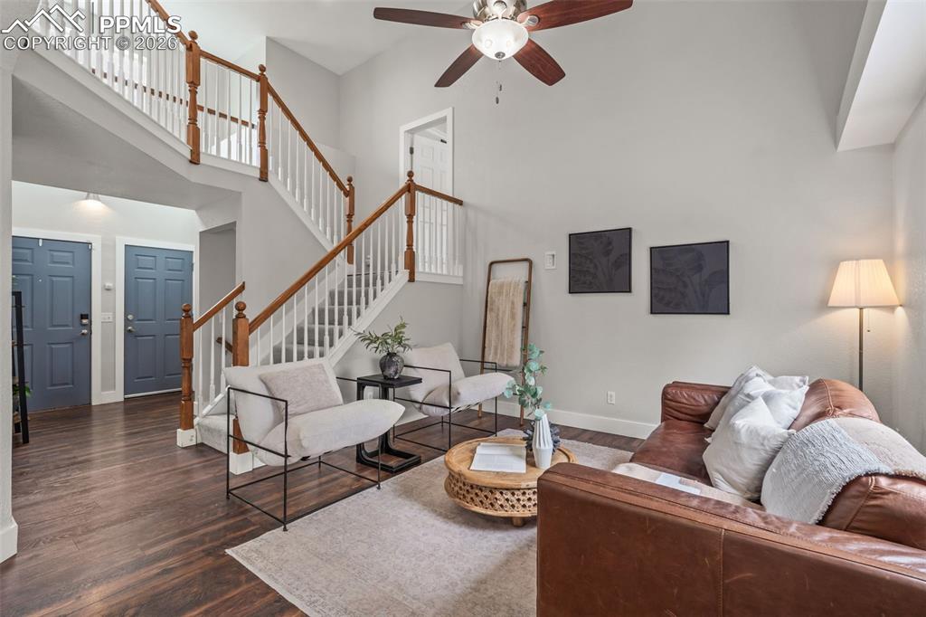 Image 6 of 50: Living Room