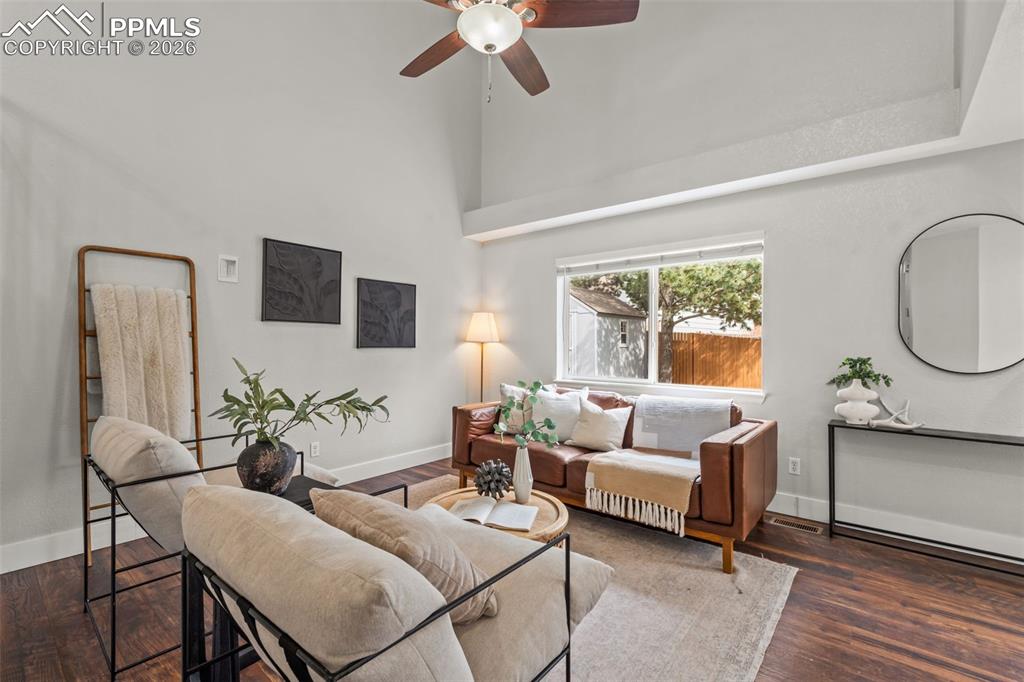 Image 7 of 50: Living Room