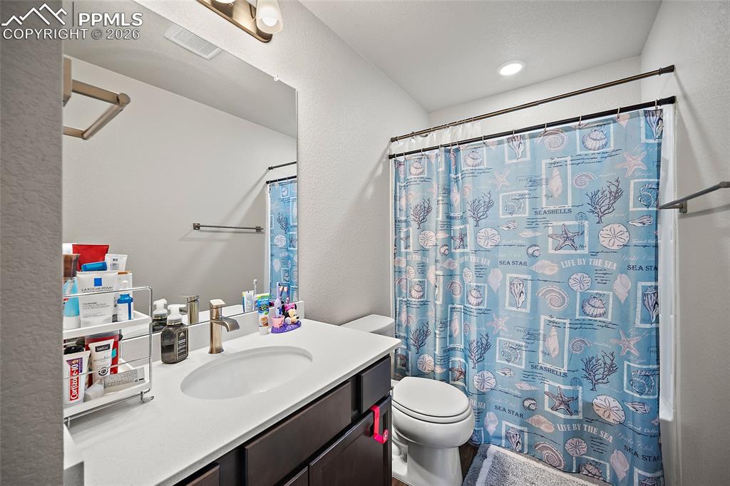 Image 19 of 43: Bathroom