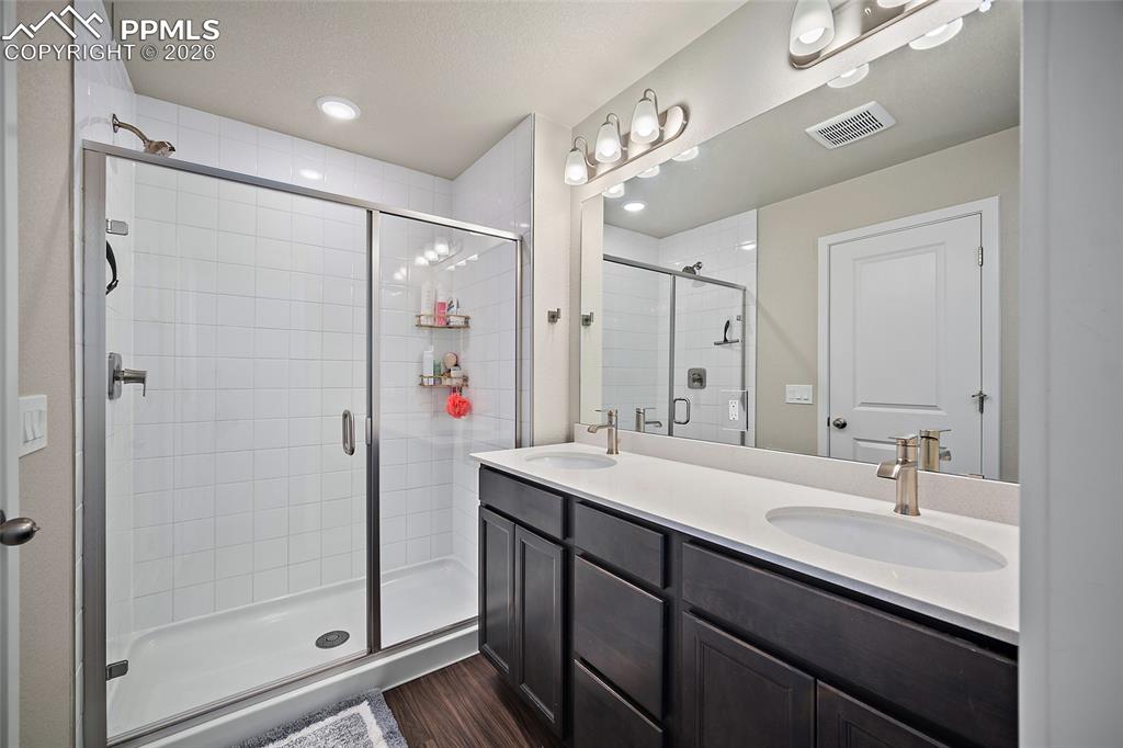 Image 27 of 43: 4-piece bathroom