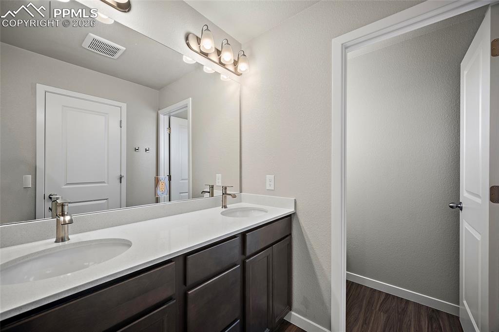 Image 28 of 43: 4-piece bathroom