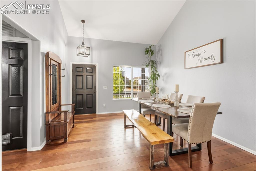 Image 14 of 46: Dining Area