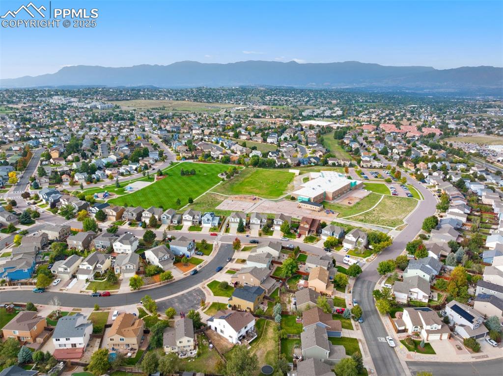 Image 39 of 46: Freedom Elementary School is within walking distance. 