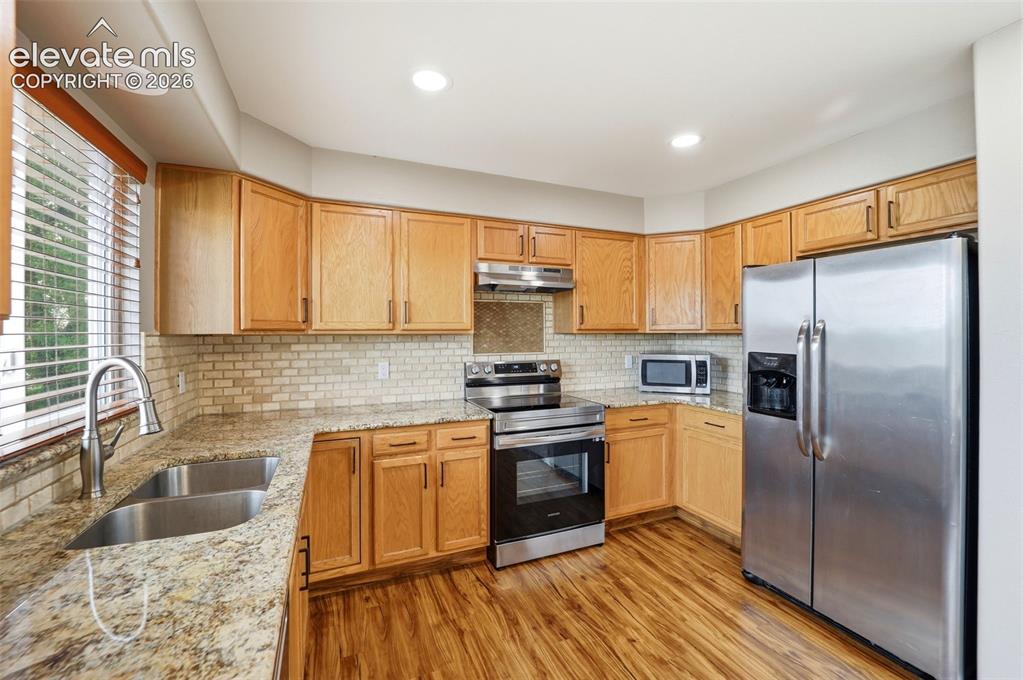 Image 10 of 50: Kitchen