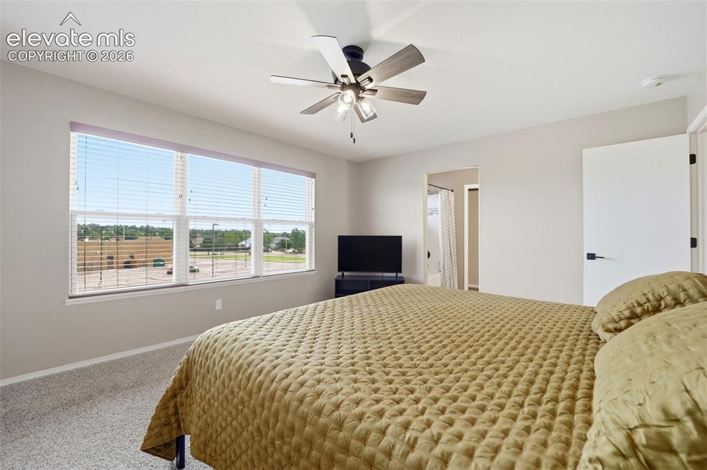 Image 19 of 50: Bedroom