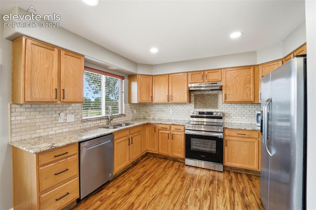 Image 8 of 50: Kitchen